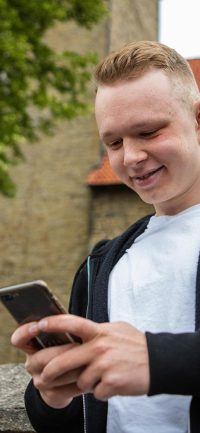 xx9.com App 开屏分类界面，天蓝色标签横向排列在深色卡片上方，用户手指正轻触第一层分类